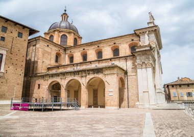 İtalya 'nın Urbino kentindeki Santa Maria Assunta Katedrali' nin yanında bir manzara.