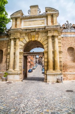 İtalya 'nın Urbino kentindeki bir giriş kapısından yaz mevsiminde bir manzara