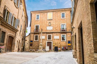 İtalya 'nın Urbino kentindeki küçük bir meydanda yaz mevsiminde bir manzara