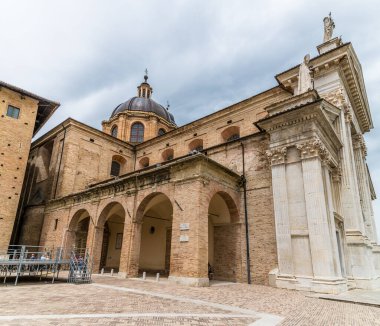 İtalya 'nın Urbino kentindeki Santa Maria Assunta Katedrali' ne doğru bir manzara