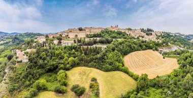 Yaz mevsiminde İtalya 'nın başkenti Urbino' ya doğru kırsal kesimden bir panorama manzarası