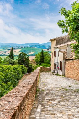 Yaz mevsiminde İtalya 'nın Sant Andrea di Suasa kentindeki tepe kale köyündeki duvar savaşı manzarası