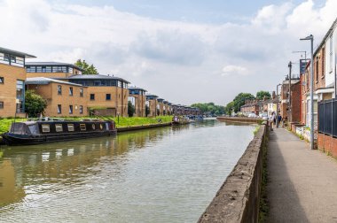 Lincoln 'deki Foss Dyke' ın yanında yaz mevsiminde bir manzara
