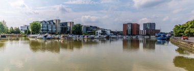 Brayford Havuzu 'nun karşısındaki Lincoln' deki Witham nehri manzarası.