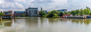 Yazın Brayford Havuzu 'nun karşısındaki Witham Nehri' nin ortasındaki Lincoln 'e doğru bir manzara.