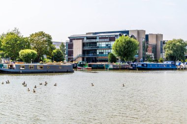 Yazın Lincoln 'deki Brayford Havuzu' nun güney kıyısına doğru bir manzara.