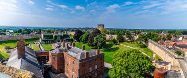 Şatonun iç avlusunda yaz mevsiminde Lincoln 'de bir manzara.