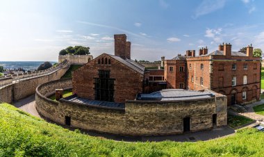 Şatonun mazgallarından Lincoln 'da kullanılmayan eski Viktorya dönemi hapishane binalarına doğru bir manzara.