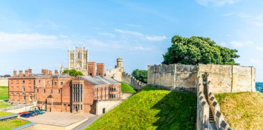 Lucy Kulesi 'ne, Viktorya Hapishanesi' ne ve Lincoln Şatosu 'ndaki gözlemevi kulesine bakan bir manzara.