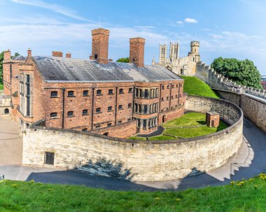 Viktorya Hapishanesi 'ne ve Lincoln Şatosu' ndaki gözlemevi kulesine doğru bir manzara.