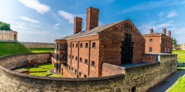 Yazın Lincoln 'de kullanılmayan eski Viktorya dönemi hapishane binalarına doğru bir manzara.