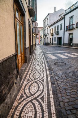 Yaz mevsiminde San Miguel adasında Ponta Delgada 'da dekoratif bir kaldırım manzarası.