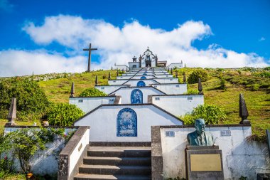 Yazın Azores 'de San Miguel adasında bulunan Ribeira Seca' nın üzerindeki Barış Anıtı Şapeli 'ne doğru bir bakış açısı yükseliyor.