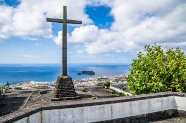 Yazın Azores 'de San Miguel adasında, Ribeira Seca' nın yukarısındaki Barış Anıtı Şapeli 'nin önünde bir manzara var.