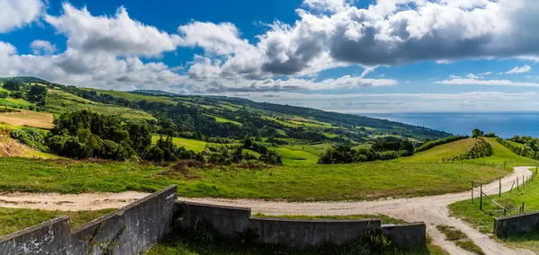 Yazın Azores 'de San Miguel Adası' ndaki Ribeira Seca 'nın yukarısındaki Barış Anıtı Şapeli' nin kıyı şeridi boyunca bir manzara.