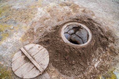 Yaz aylarında Azores 'deki San Miguel adasında Furnas Gölü' nün yanındaki jeotermal pişirme sahasına bir bakış.