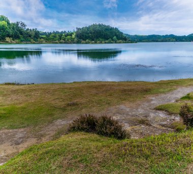 Yazın Azores 'deki San Miguel adasındaki Furnas Gölü' ne bakan bir manzara