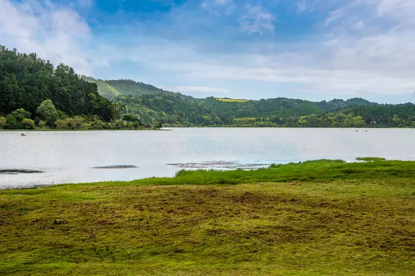 Furnas Gölü 'nün karşısındaki Azores' deki San Miguel adasında bir manzara.