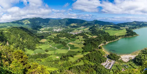 Kraterin kenarından Azores adasındaki San Miguel adasındaki Furnas kasabasına doğru bir manzara.