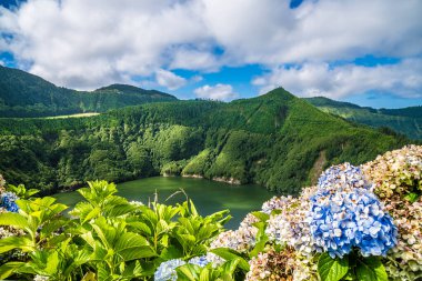 Yazın Azores 'de San Miguel adasındaki Santiago Gölü' ne doğru bir manzara.