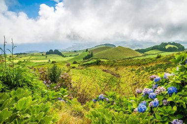 Coal Peak Vadisi 'nin aşağısındaki dağlık arazide bir manzara Azores' de San Miguel adası