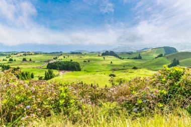 Coal Peak Varış Noktası 'ndaki çitlerin üzerinden Azores' deki San Miguel Adası 'nın manzarası.