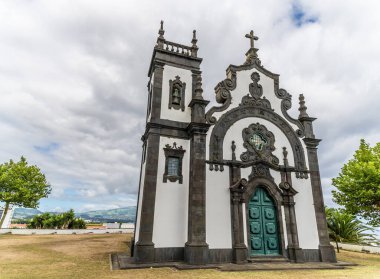 Aziz Miguel adasında yaz aylarında Ponta Delgada 'daki Meryem Ana Kilisesi' nin Hermitage 'ına doğru bir manzara.