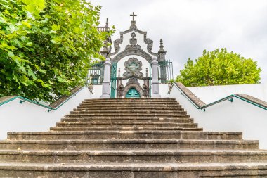 Yazın Azores 'de San Miguel adasındaki Ponta Delgada' daki Meryem Ana Kilisesi 'nin Hermitage' ına doğru bir bakış açısı yükseliyor.