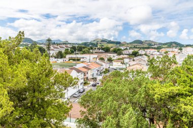 Kuzey batıdaki Hermitage of the Mother of God kilisesinden Ponta Delgada boyunca uzanan Azores adasındaki San Miguel adasının yaz mevsiminde