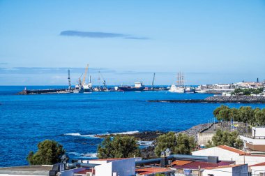 Yazın Azores 'de San Miguel adasında Ponta Delgada' ya bakan Köpek Surat adasının manzarası.