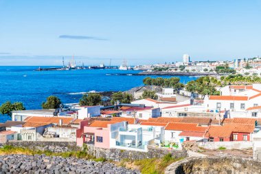 Yazın Azores 'de San Miguel adasındaki Sao Roque üzerindeki Köpek Surat adasının manzarası.