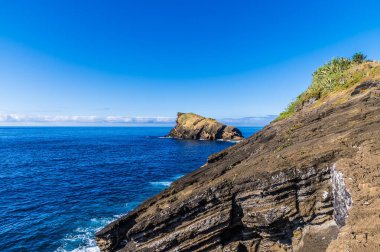 Yazın Azores 'deki San Miguel Adası' ndaki Köpek Surat adasına doğru kaya çıkıntısı.