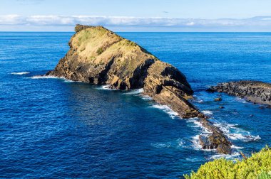 Yazın Azores 'de San Miguel adasındaki Köpek Surat adasının üstünde bir manzara.