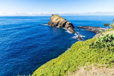 Yazın Azores 'de San Miguel adasındaki Köpek Surat adasının yukarısından bir manzara.