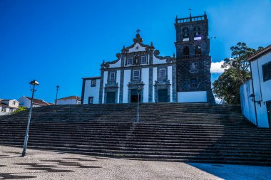 Yazın Azores 'de San Miguel Adası' ndaki Ribeira Grande 'deki Yıldızımızın Kilisesi' ne doğru bir manzara.