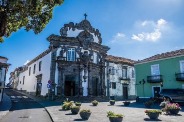 Yazın Azores 'de San Miguel Adası' ndaki Ribeira Grande 'deki Kutsal Ruh Kilisesi' ne doğru bir manzara.