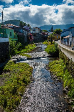Yazın Azores 'de San Miguel adasının Ribeira Grande' sinde nehrin yukarısından bir manzara.
