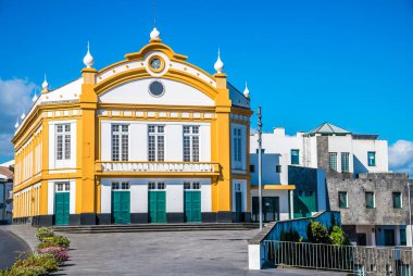 Yaz mevsiminde San Miguel adasının Ribeira Grande 'sindeki ana meydanda bir manzara.