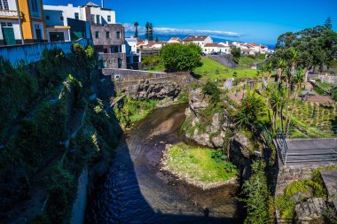 Yazın Azores 'de San Miguel adasının Ribeira Grande nehrinin aşağısında bir manzara.