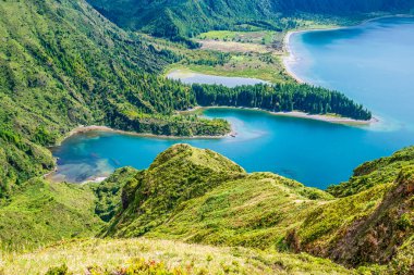 Yaz aylarında San Miguel adasındaki Ateş Gölü 'nün kraterine bakan bir manzara.