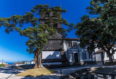 Yazın Azores 'de San Miguel adasında bulunan Ribeira Grande' deki Yıldızımızın Kilisesi 'ne doğru bir manzara.