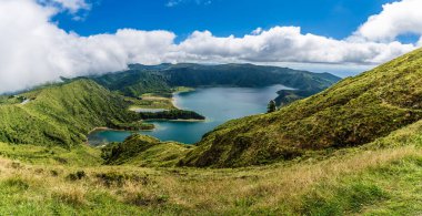 Yaz mevsiminde San Miguel adasındaki Ateş Gölü 'nün üzerinde bir manzara.