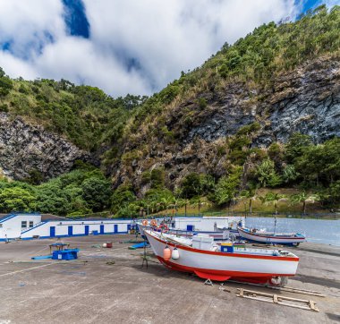 Yaz mevsiminde Azores 'deki San Miguel adasındaki Caloura pistinde bir tekne manzarası vardı.