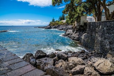 Caloura 'daki volkanik siyah kumsal sahili boyunca bir manzara. Azores' deki San Miguel adasında.