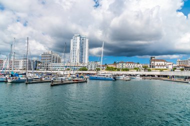 Yaz mevsiminde San Miguel adasındaki Ponta Delgada marinasında bir manzara.