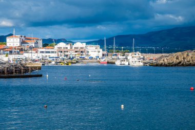 Yazın Azores 'de Ponta Delgada' daki iç limanın girişine doğru bir manzara.