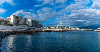 Yazın Azores 'de Ponta Delgada' daki Lido 'ya doğru bir kıyı şeridi manzarası.