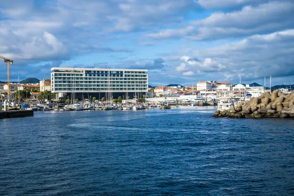 Yaz aylarında Azores 'de Ponta Delgada' da iç liman manzarası