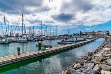 Ponta Delgada 'da, Azores' de Sao Miguel adasında yaz mevsiminde bir marina manzarası