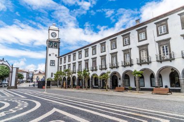Yaz aylarında Ponta Delgada 'da Azores' de Sao Miguel adasındaki Gates Meydanı 'nın kenarı boyunca bir manzara.